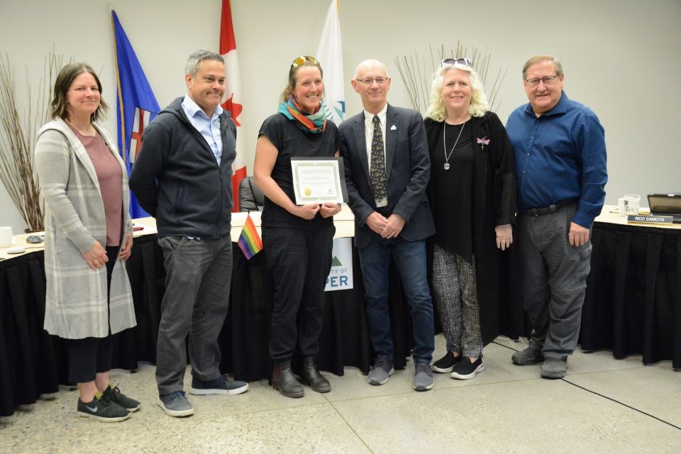 Marie-Pierre Flipo-Bergeron received the Mayor’s Recognition Award for Distinguished Volunteer from Mayor Richard Ireland during Jasper Municipal Council’s meeting on Tuesday, April 16. The award recognizes her generous volunteer work, including the organization of Sundays Outdoor Live Music in the Park concerts last summer. This award was presented during National Volunteer Week. | Peter Shokeir / Jasper Fitzhugh