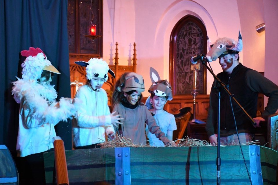 Habitat for the Arts produced the New Year’s Variety Show at the Jasper Anglican Church on Sunday. Pictured, Habitat’s Youth Troupe performs “The Manger Mystery.” The troupe includes Chloe Alderman, Ruby Argument, Eliza Cajrns, Emerson Gibbons and Silas Lynch. | Peter Shokeir / 51