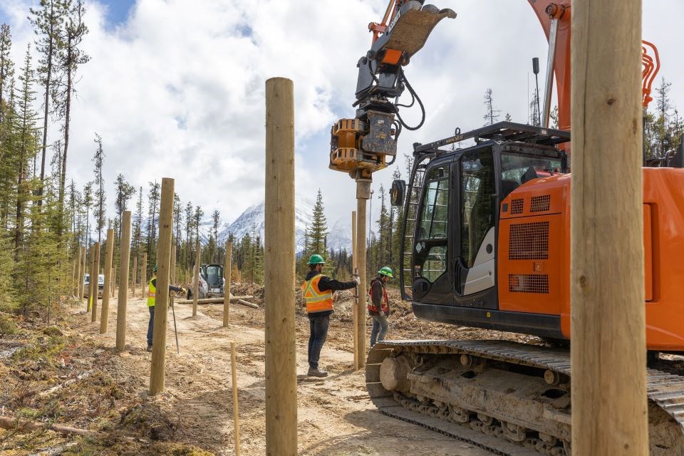 Mechanical forestry work at the Caribou Conservation Breeding Centre was completed in January 2024, and the three buildings needed to operate the centre now have metal roofing and siding. Construction of the facility and work on the area (including this fencing) is expected to be completed within the year. | Luuk Wijk / Parks Canada