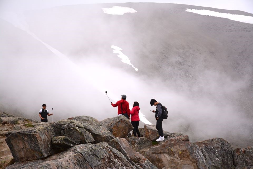 tourists-on-whistlers-peak-web-photo