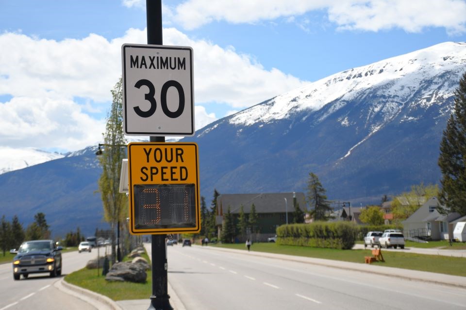 connaught-drive-speed-sign