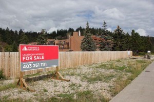 Mountain Park Lodges wants to build a new hotel at 78 Connaught Drive, the site of the old Esso gas station. P. Clarke photo.