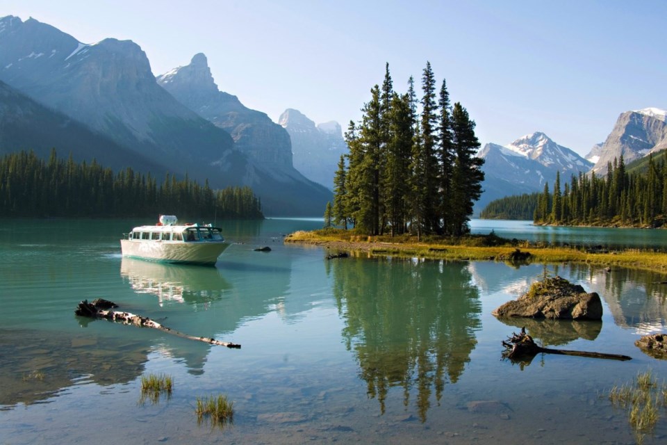 Maligne-Lake-Boat-Cruise
