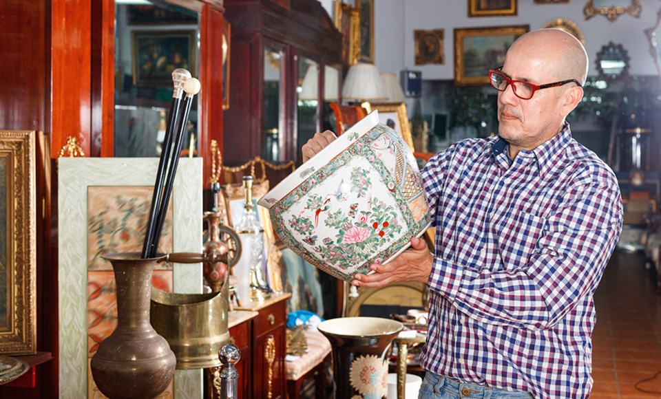 antiques-6715-adobe-stock