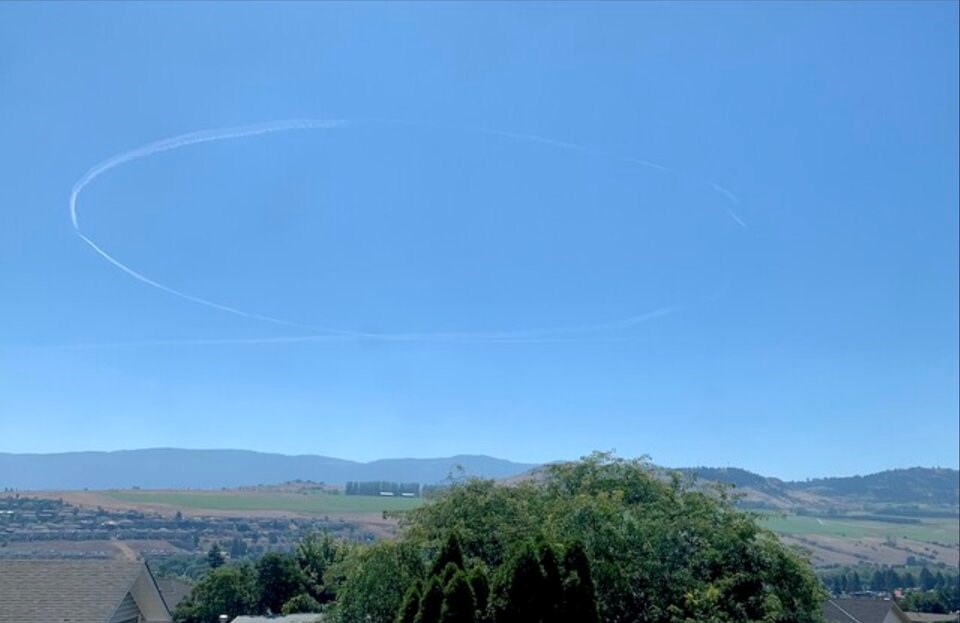 circle-in-sky-contrails