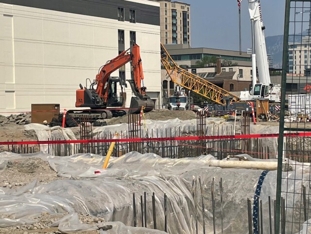 photo Kelowna Crane Rental https www princegeorgecitizen com bc news at least one dead in crane collapse in downtown kelowna 3950327