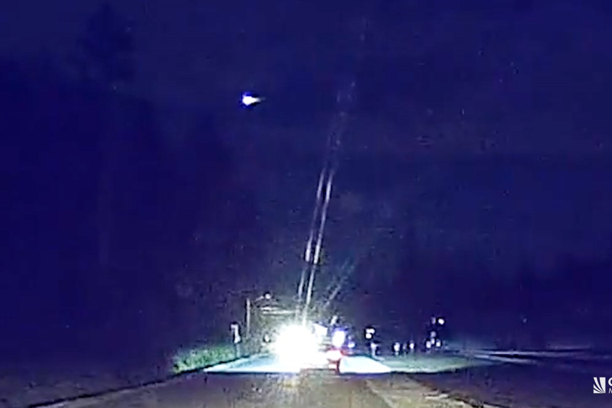 Zielona kula ognia uchwycona kamerą samochodową przez faceta z BC