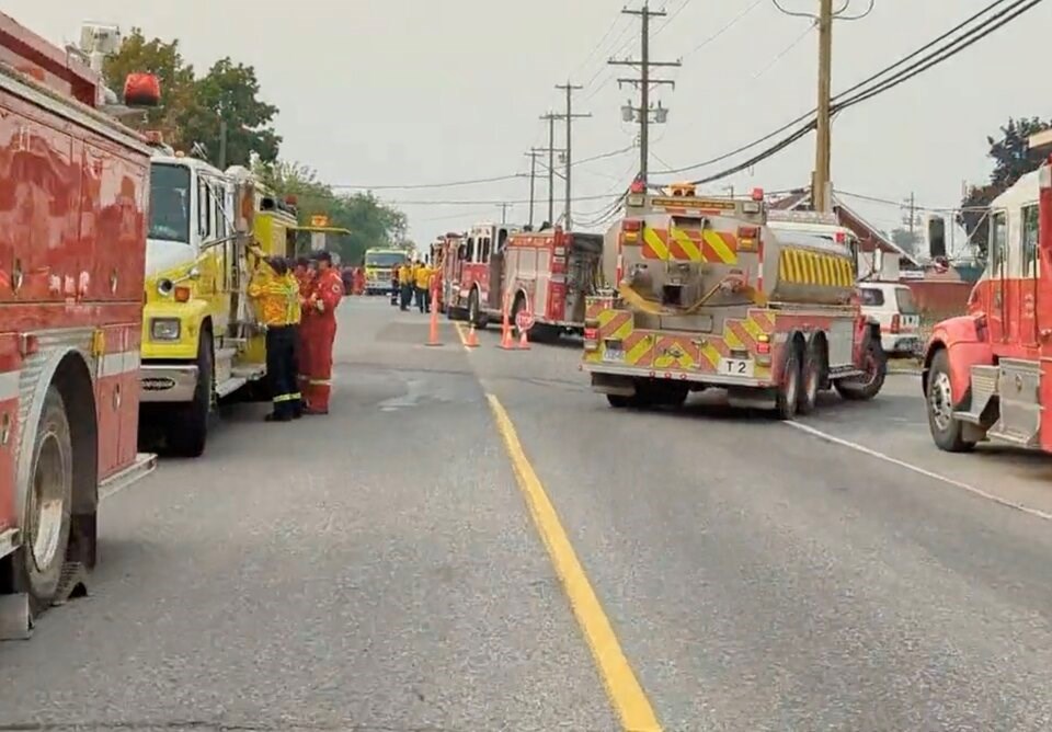 fire-trucks-in-west-kelowna