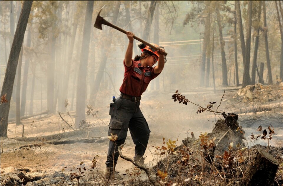 wildland-firefighter-on-fire-line