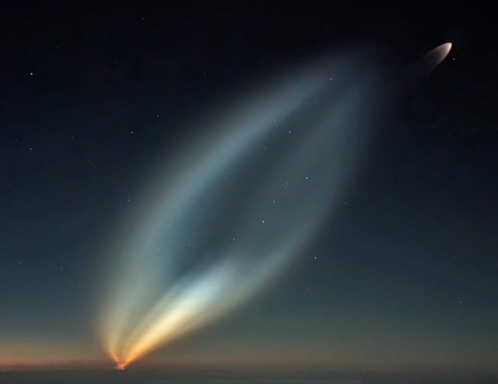 Un pilota della Columbia Britannica cattura un'istantanea del lancio di un razzo SpaceX