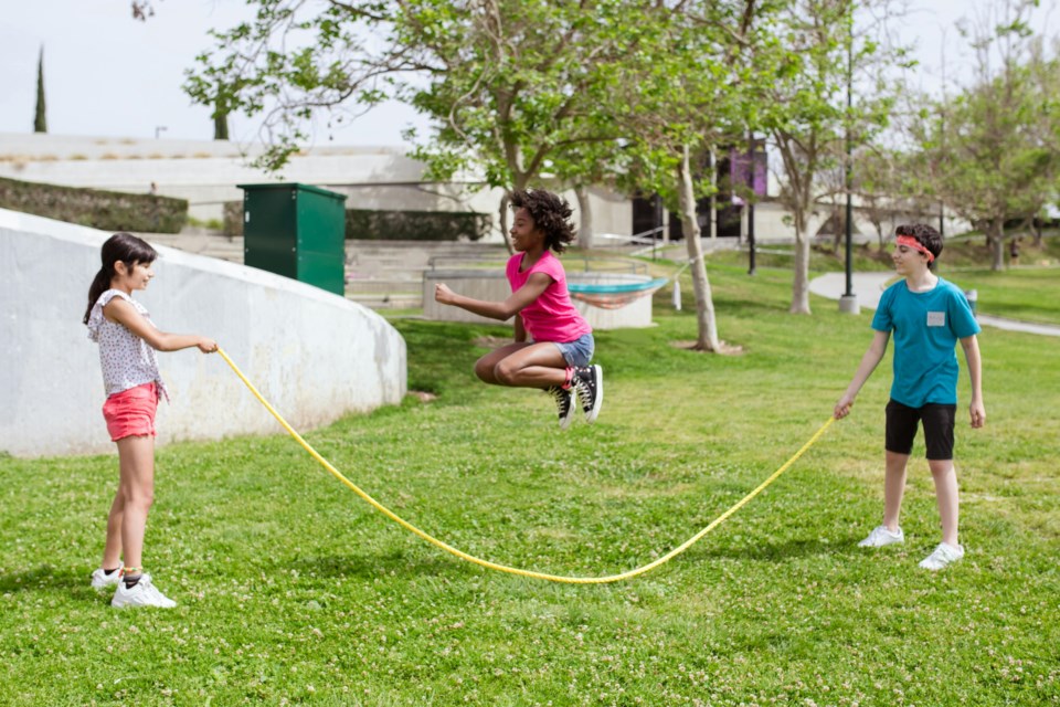 childrenplayingoutside