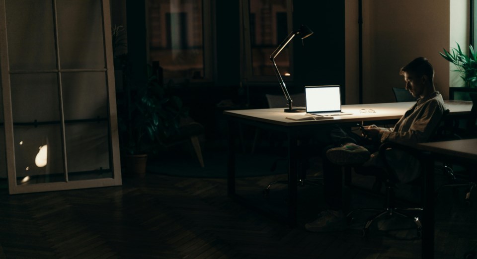 manatdeskatnight