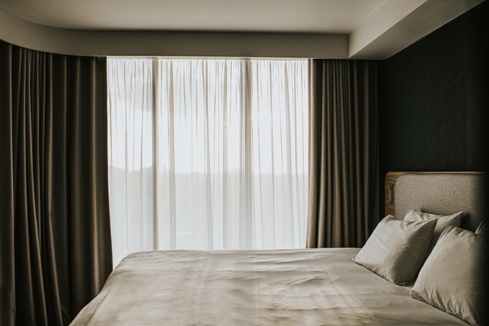 emptyhotelroom