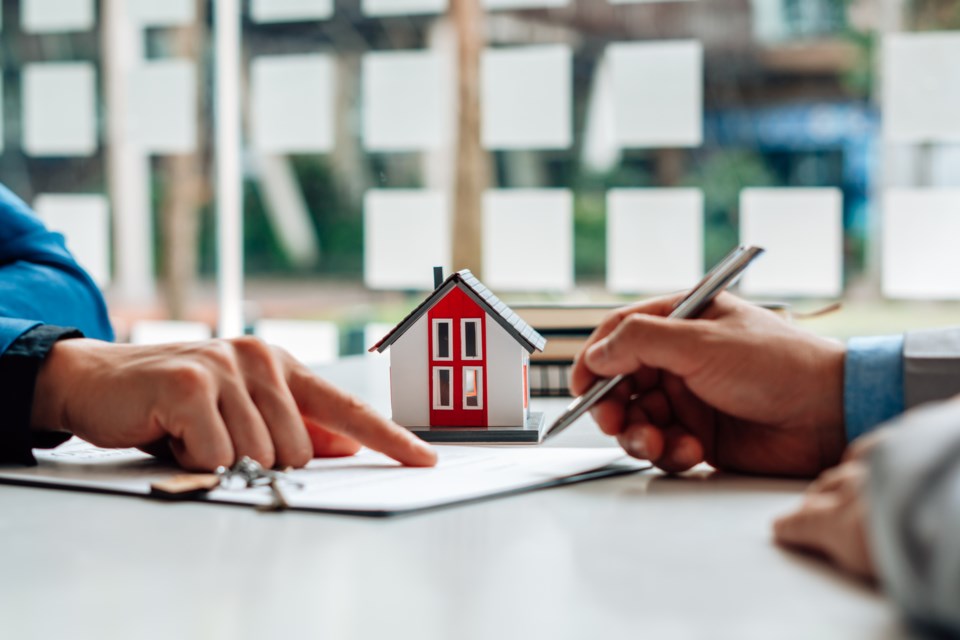 gettyhomeownerpaperwork
