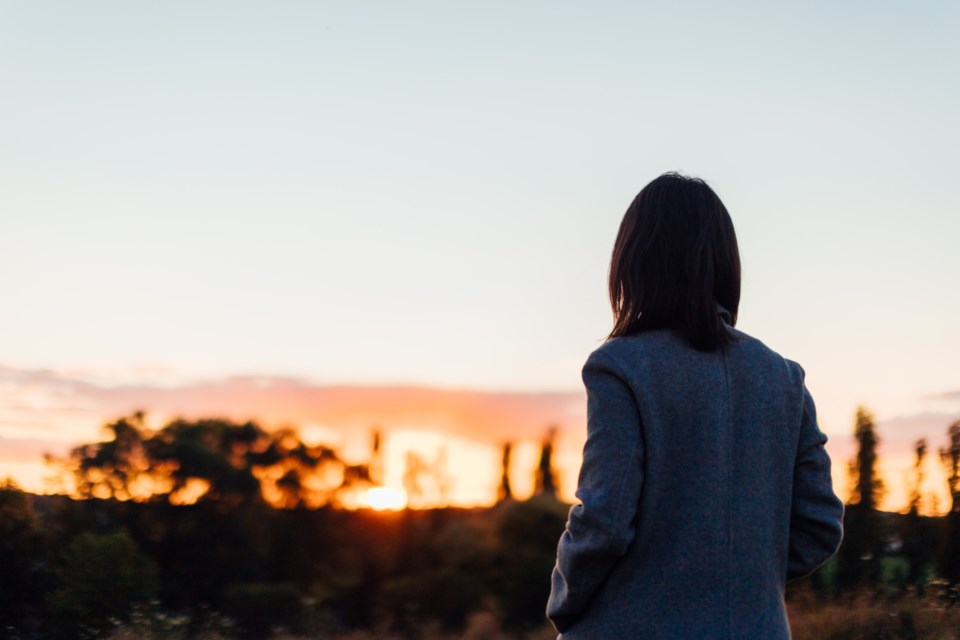 womanlooking-in-the-distance