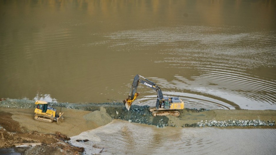 crewsworking-flood-abbotsford2021-creditcityofabbotfordtwitter