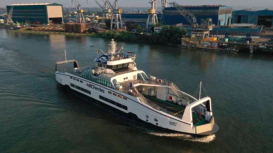 ferry-leaves-shipyard-bc-ferries