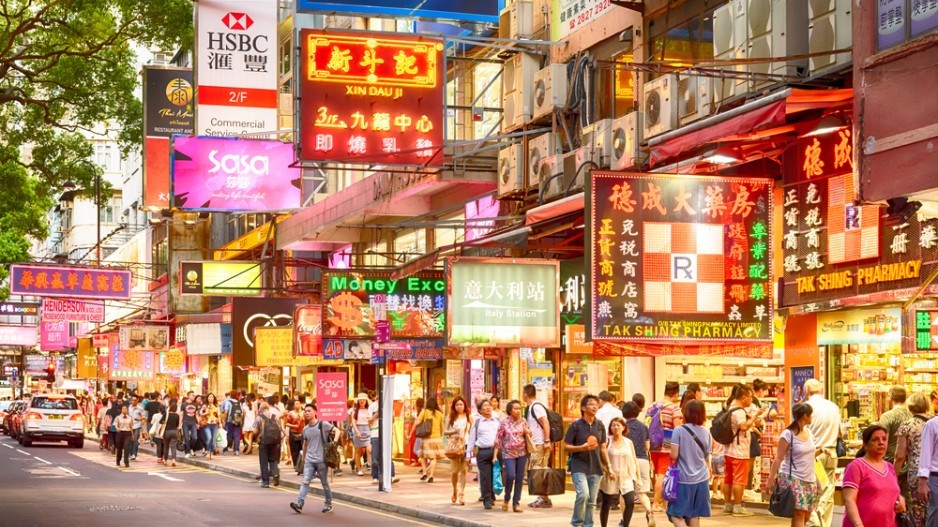 hong_kong_shoppers_tsim_sha_tsui_street_credit_tungcheung__shutterstockcom_