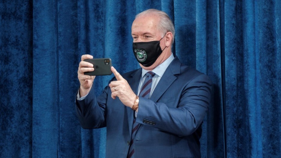 horgan-mask-selfie