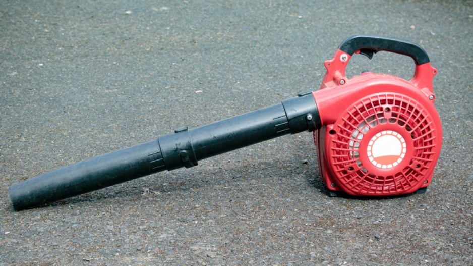 leaf-blower-bengingell-istock-gettyimagesplus