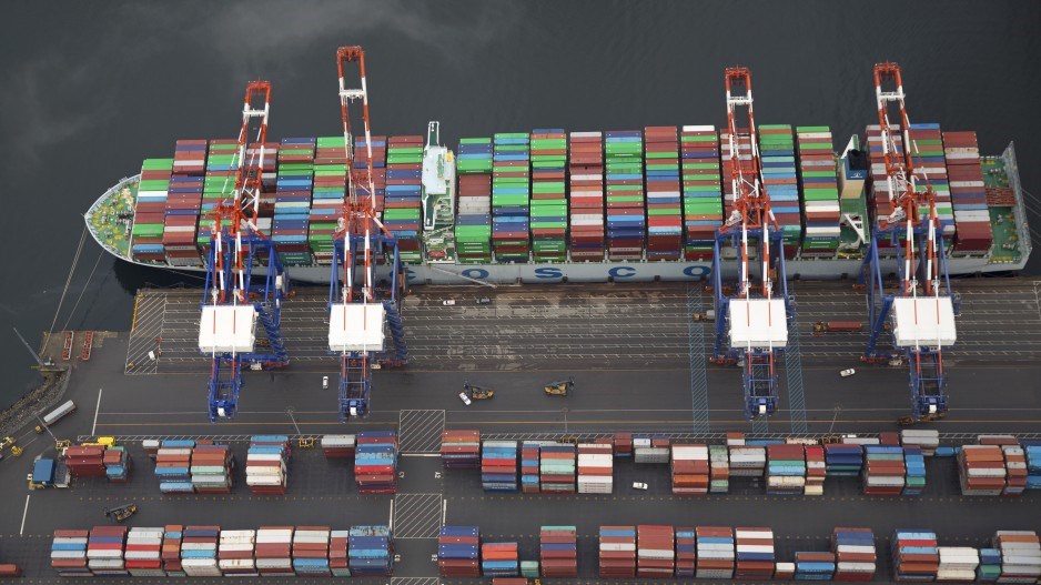 operations_-_the_13000_teu_cosco_fortune_is_worked_at_fairview_terminal