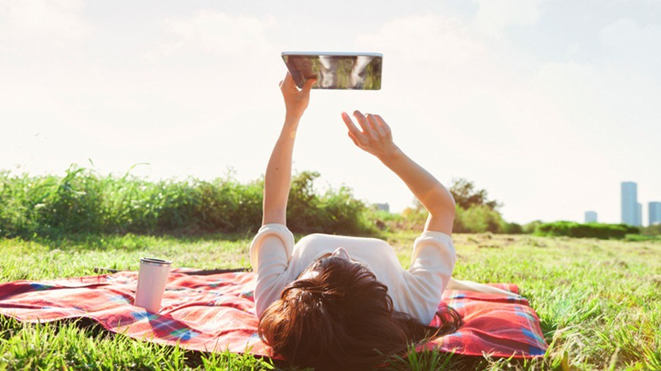 reading-outside2-stevewest-digitalvision-gettyimagescopy