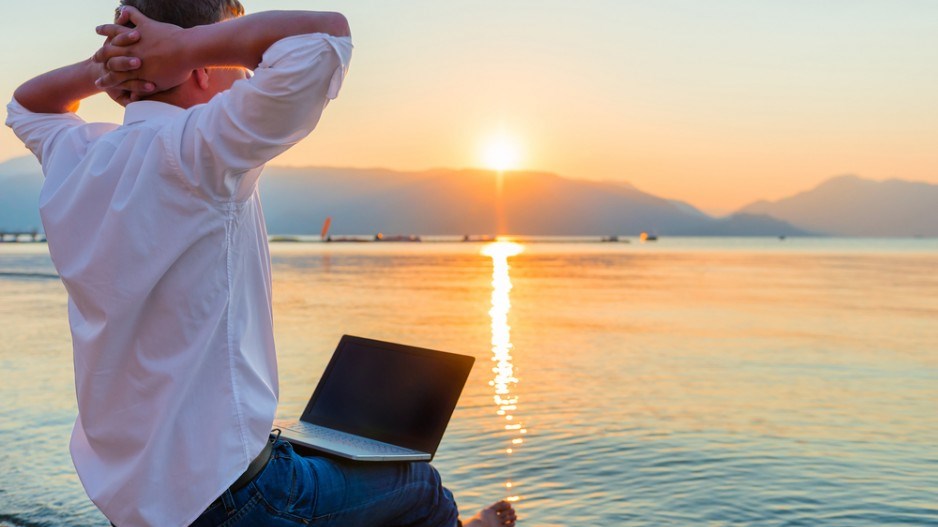 relaxed_entrepreneur_laptop_water_sunset