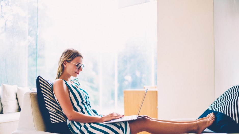 woman-laptop-apartment