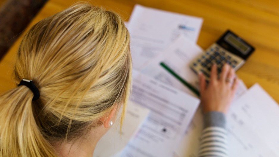 woman_paying_bills
