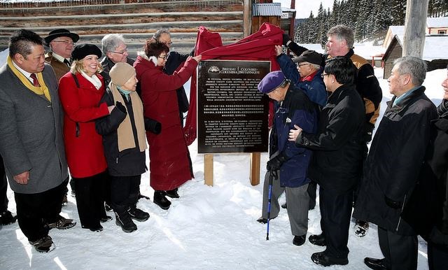 Barkerville-monument.21_320.jpg