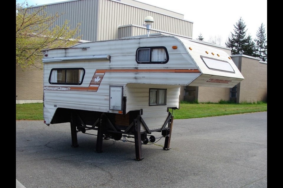 Xiao Xue&Iacute;s walking camper at the Visual Arts Building at the University of Victoria.