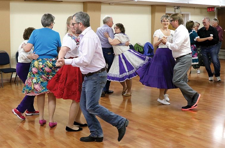 EXTRAsquare-dance.25_524201.jpg