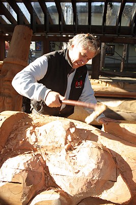 Clarence Mills is carving a 360-degree totem pole.