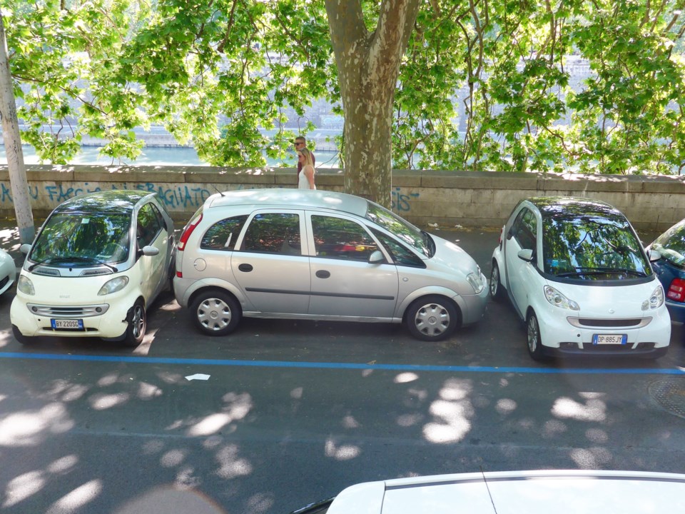 On the streets of Italy, you find a variety of small cars, and even smaller parking spaces. Photo Mi
