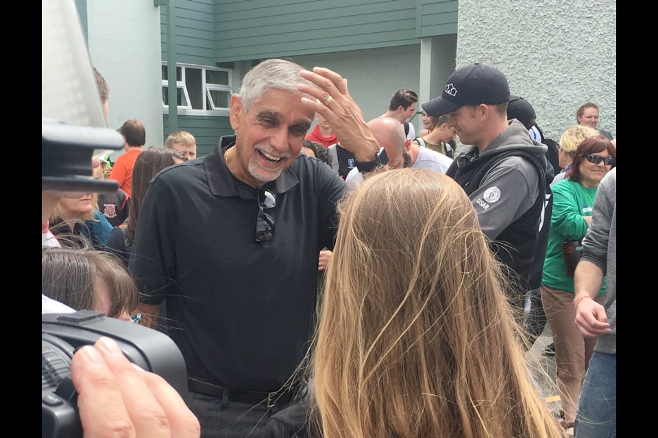 Soon-to-retire Braefoot Elementary principal Tarj Mann greets students last week.