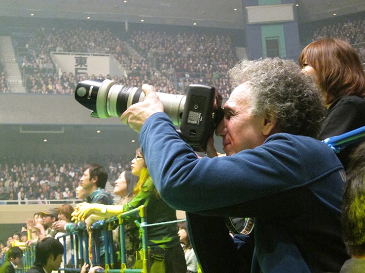 Bob Gruen at Yoko Ono show at the Budokan, Tokyo. December 8, 2010. © Yuki Taira