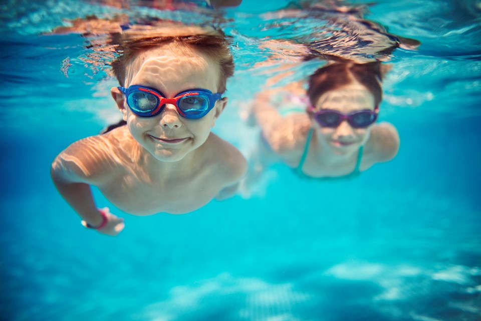 kids swimming underwater