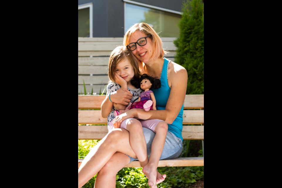 Amanda Buck holds her daughter Elsie who has a rare genetic disease called cystinosis.