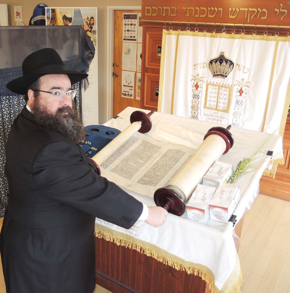 Jewish community in Richmond celebrates "miracle" scroll_5