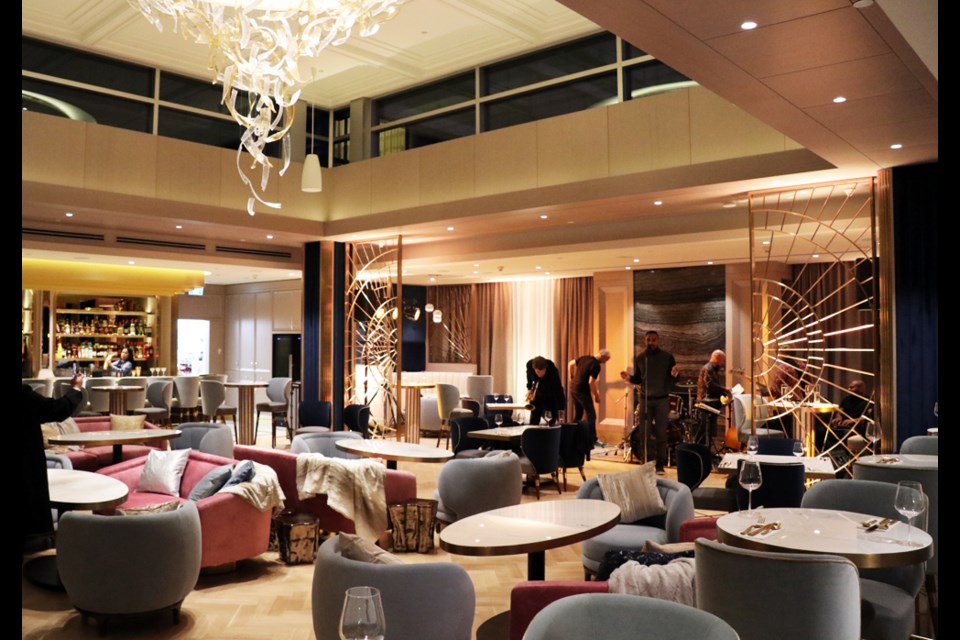 HJU:Z features art deco detailing and plush seating.
