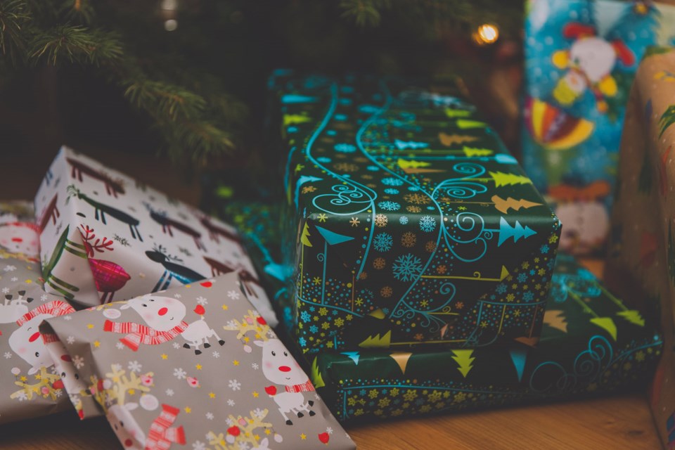 Christmas tree, gifts, pexels