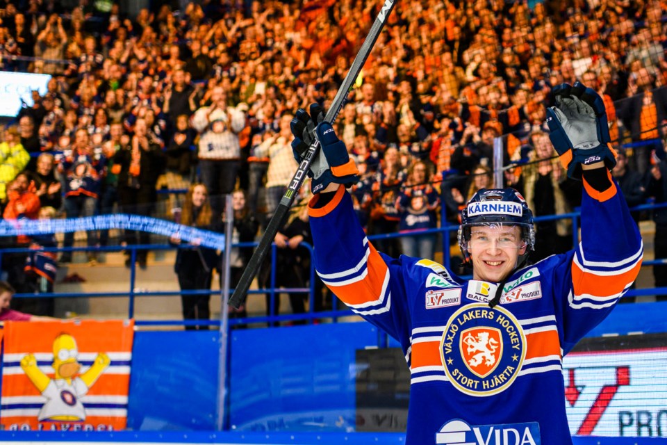 Elias Pettersson waves to the Vaxjo Lakers crowd.