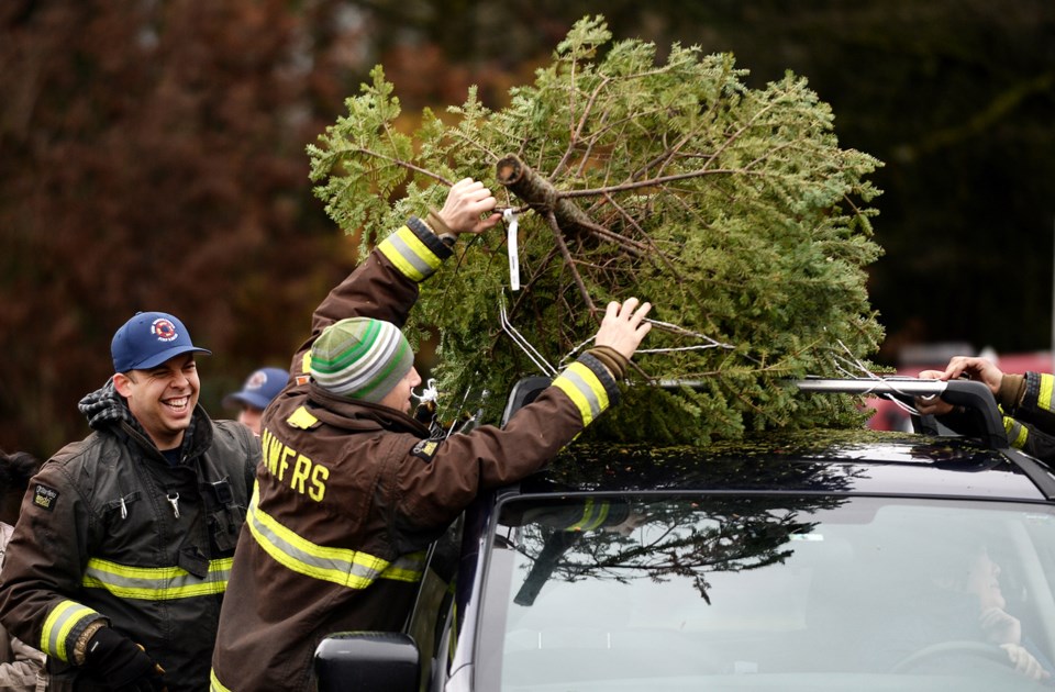 Photos: Firefighters chip trees for a good cause_6