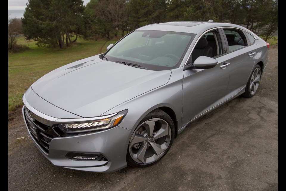 The Accord&Otilde;s new front end, complete with a row of LED headlights, is reminiscent of Honda&Otilde;s luxury Acura line.