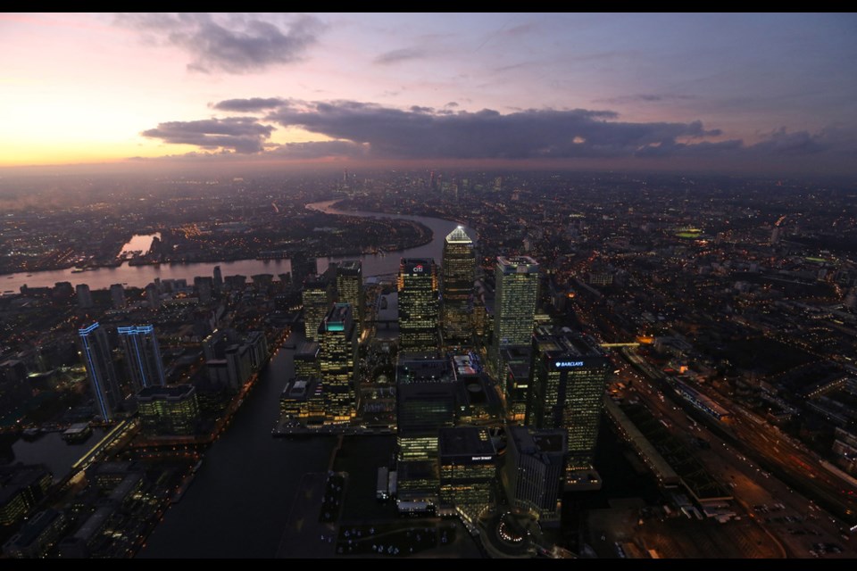 No. 1 Canada Square stands surrounded by the offices of global financial institutions in this aerial photograph looking west along the River Thames toward the City of London from Canary Wharf business and shopping district in London. (: Bloomberg photo by Chris Ratcliffe)