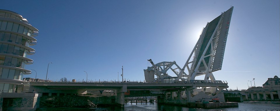 a4-0301-bridge-bw.jpg