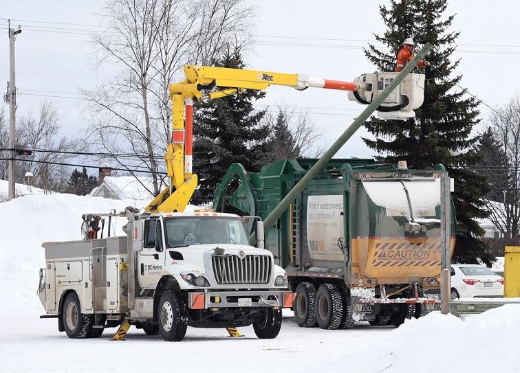 garbage-truck-and-wire_3220.jpg
