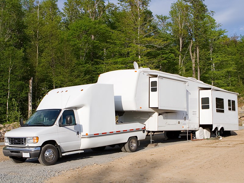 Fifth-wheel camper