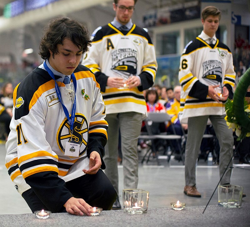 #HumboldtStrong: Tri-Cities gather to mourn Humboldt Broncos deaths, support community_2