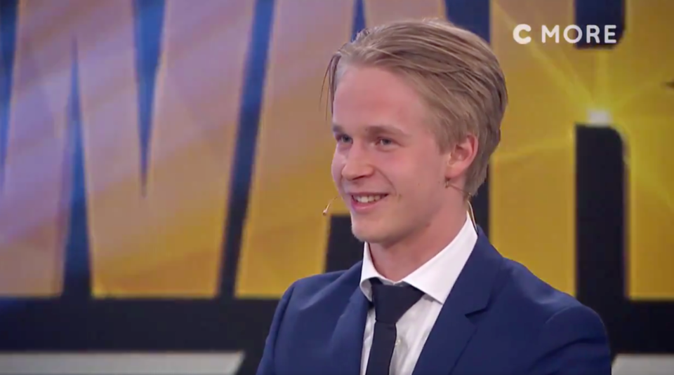 Elias Pettersson in a suit at the SHL Awards.